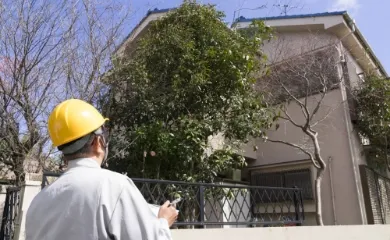 住宅の現地調査を行うスタッフ