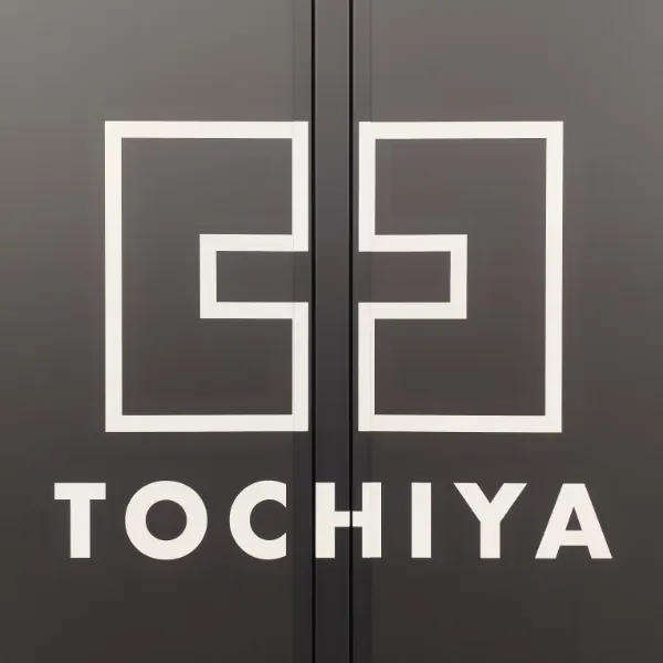 TOCHIYAのロゴがデザインされたドア