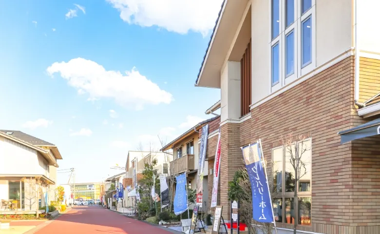住宅街の街並みとモデルハウス